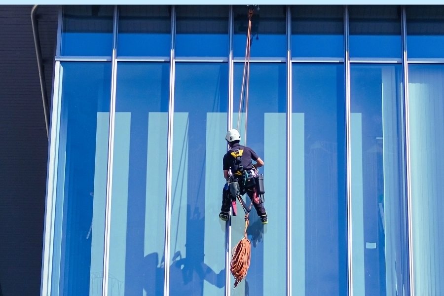 Profesionalni upravnik zgrade koji upravlja održavanjem i nadzire radove na zajedničkim delovima objekta